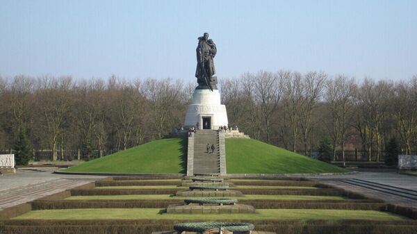 Memorial aos soldados soviéticos em Treptow Park, em Berlim - Sputnik Brasil