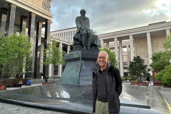 Rubens Figueiredo, um dos principais tradutores de literatura russa no Brasil posa em frente a estátua de Fyodor Dostoievsk, em Moscou  - Sputnik Brasil