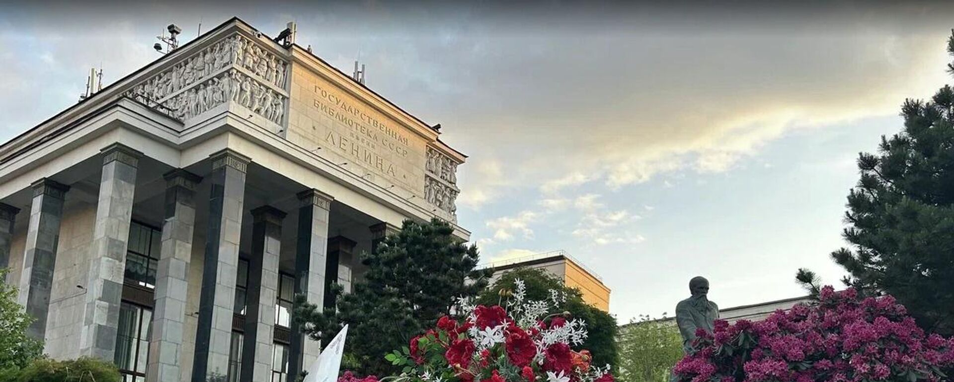 Os arredores da Biblioteca Imeni Lenin, em Moscou, ganharam ornamentos que homenageiam os grandes autores da literatura russa - Sputnik Brasil, 1920, 06.06.2026