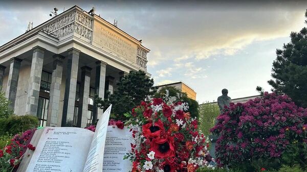 Os arredores da Biblioteca Imeni Lenin, em Moscou, ganharam ornamentos que homenageiam os grandes autores da literatura russa - Sputnik Brasil