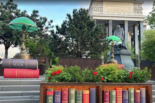 Os arredores da Biblioteca Imeni Lenin, em Moscou, ganharam ornamentos que homenageiam os grandes autores da literatura russa - Sputnik Brasil