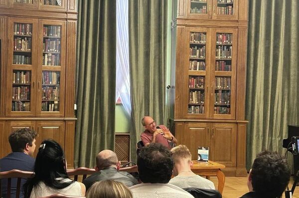 Rubens Figueiredo, um dos principais tradutores de literatura russa no Brasil, palestrou na Biblioteca de Literatura Estrangeira em Moscou em evento organizado pelo Instituto Guimarães Rosa (IGR) vinculado a Embaixada do Brasil na Rússia - Sputnik Brasil