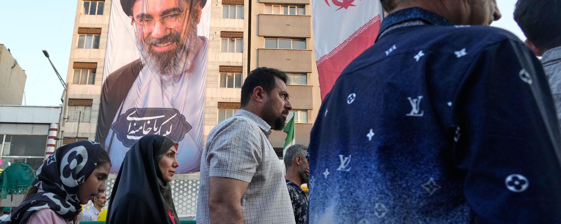 Pessoas marcham sob um retrato do Líder Supremo iraniano, o aiatolá Mojtaba Khamenei, durante um festival de rua que celebra o feriado muçulmano xiita de Eid al-Ghadir, aniversário da nomeação de Ali, sucessor do profeta Maomé, reverenciado como o primeiro imã xiita, em Teerã, 4 de junho de 2026 - Sputnik Brasil, 1920, 04.06.2026