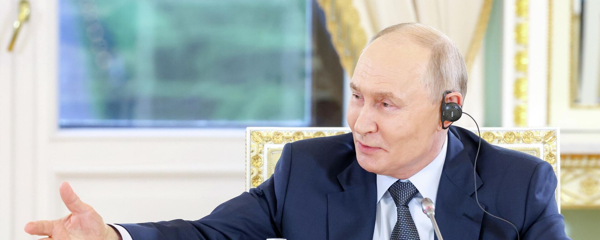 O presidente russo Vladimir Putin se reúne com chefes de agências de notícias internacionais no Palácio de Constantino, em São Petersburgo, na Rússia, em 4 de junho de 2026 - Sputnik Brasil, 1920, 04.06.2026