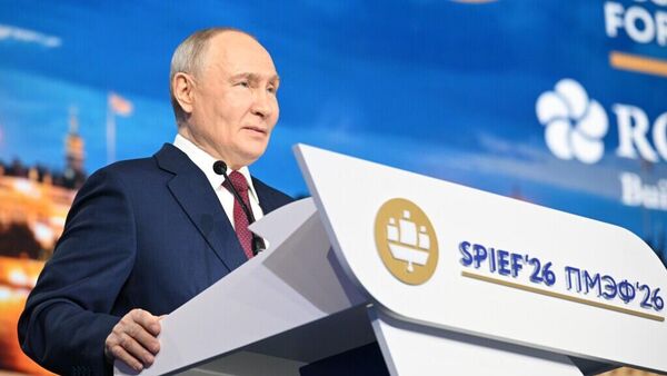 Vladimir Putin discursando na sessão plenária do Fórum Econômico de São Petersburgo 2026 - Sputnik Brasil