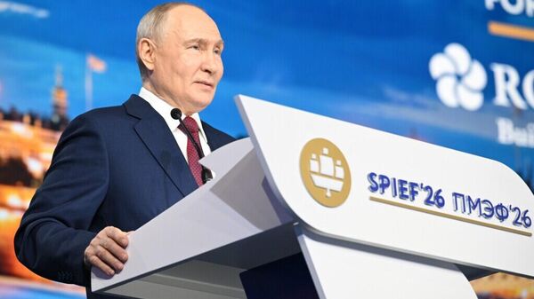 Vladimir Putin discursando na sessão plenária do Fórum Econômico de São Petersburgo 2026 - Sputnik Brasil