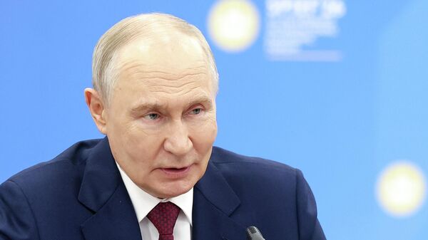 O presidente da Rússia, Vladimir Putin, durante conversa com jornalistas no 29º Fórum Econômico Internacional de São Petersburgo, em 5 de junho de 2026 - Sputnik Brasil
