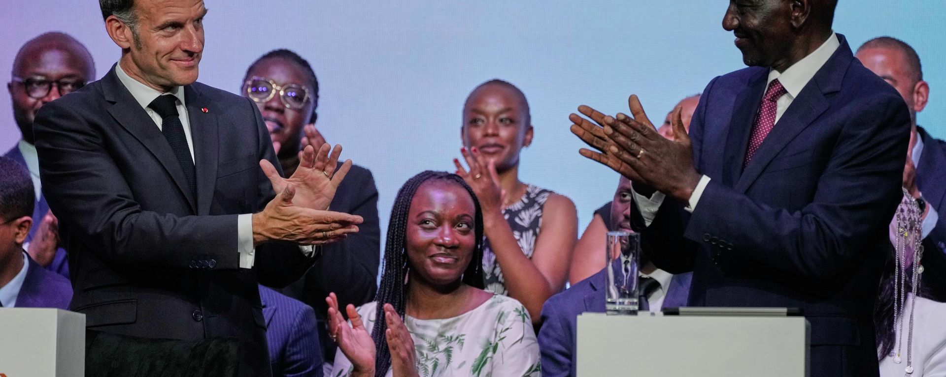 O presidente francês, Emmanuel Macron (à esquerda), e o presidente queniano, William Ruto, participam da sessão para jovens África em Frente, Criação em Movimento, durante a cúpula Africa Forward (África em Frente, em tradução livre), na Universidade de Nairóbi. Quênia, 11 de maio de 2026 - Sputnik Brasil, 1920, 05.06.2026