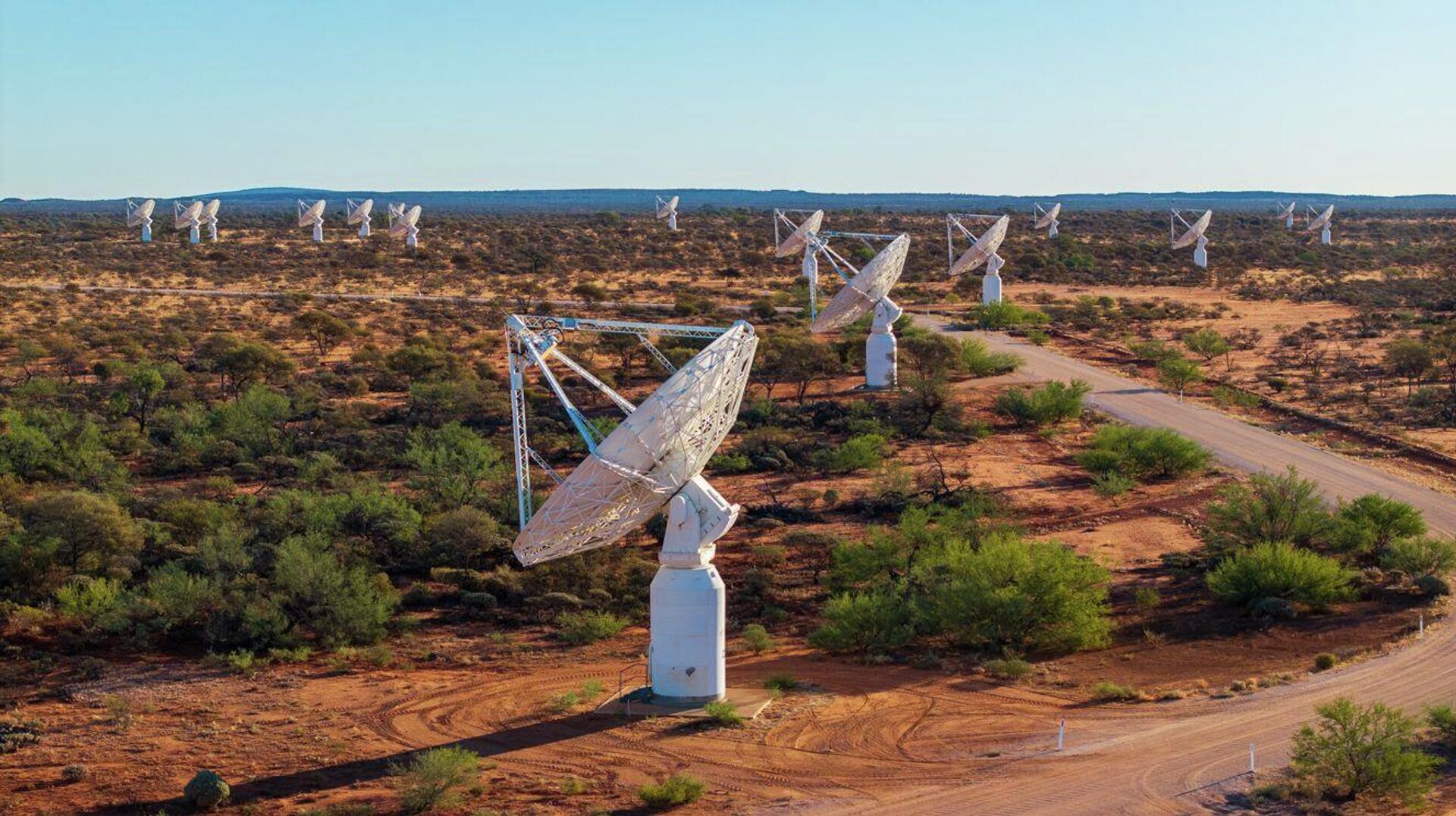 Radiotelescópio ASKAP da CSIRO em Inyarrimanha Ilgari Bundara, o Observatório de Radioastronomia Murchison da CSIRO, em território Wajarri Yamaji Radiotelescópio ASKAP da CSIRO em Inyarrimanha Ilgari Bundara, o Observatório de Radioastronomia Murchison da CSIRO, em território Wajarri Yamaji - Sputnik Brasil, 1920, 07.06.2026