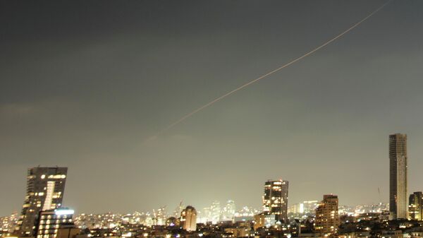 Míssil risca o céu sobre o centro de Israel durante um ataque de mísseis iranianos. Israel, 7 de junho de 2026 - Sputnik Brasil