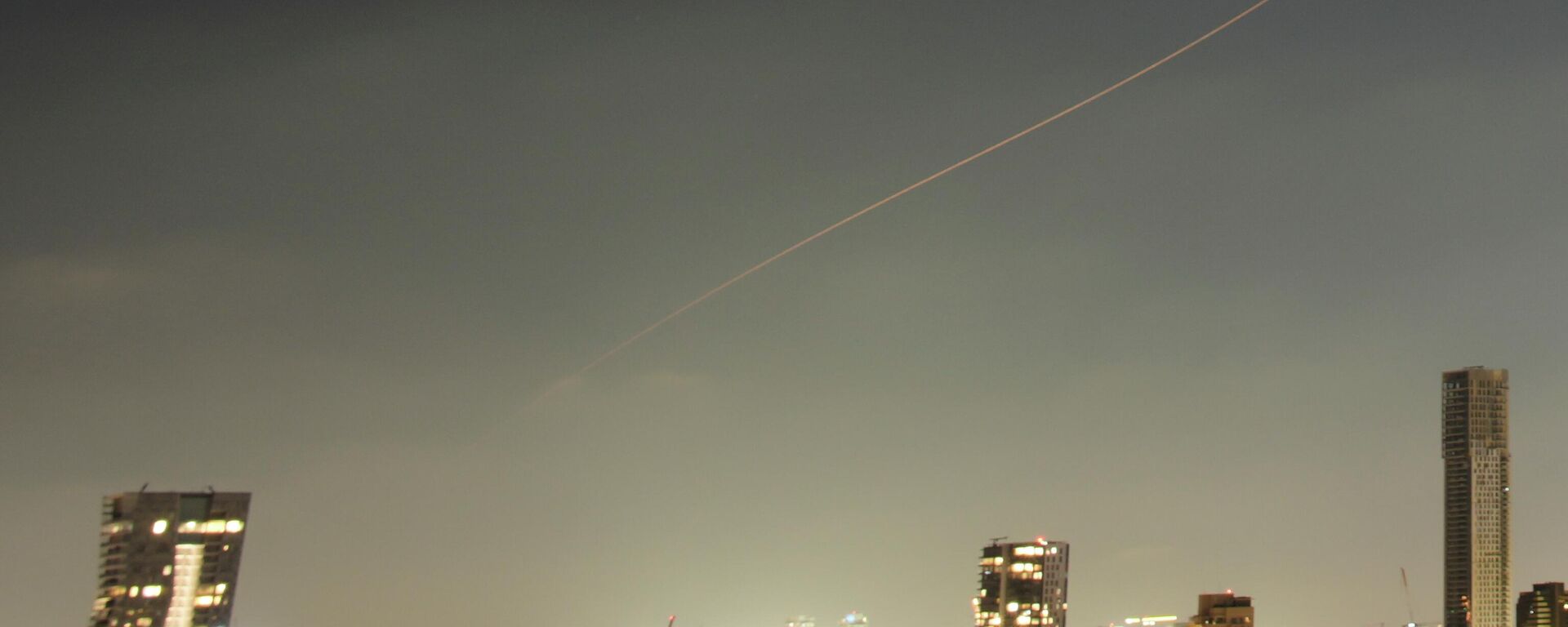 Míssil risca o céu sobre o centro de Israel durante um ataque de mísseis iranianos. Israel, 7 de junho de 2026 - Sputnik Brasil, 1920, 07.06.2026