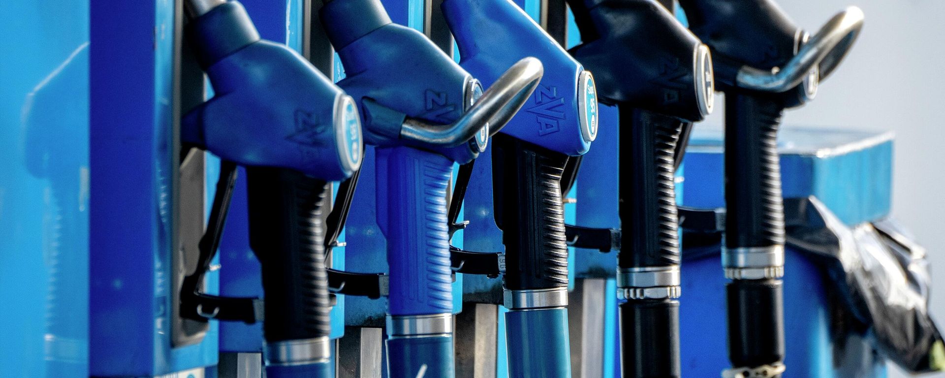 Bombas de gasolina em um posto de gasolina em Frankfurt, Alemanha, 5 de outubro de 2022 - Sputnik Brasil, 1920, 04.09.2026