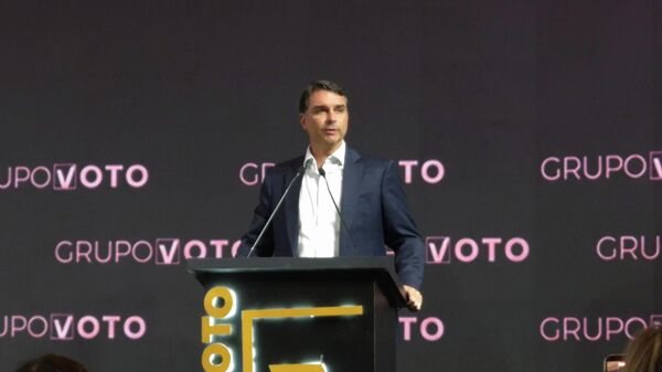 Pré-candidato à Presidência do Brasil, Flávio Bolsonaro discursa em evento empresarial feminino em São Paulo, em 8 de junho de 2026 - Sputnik Brasil