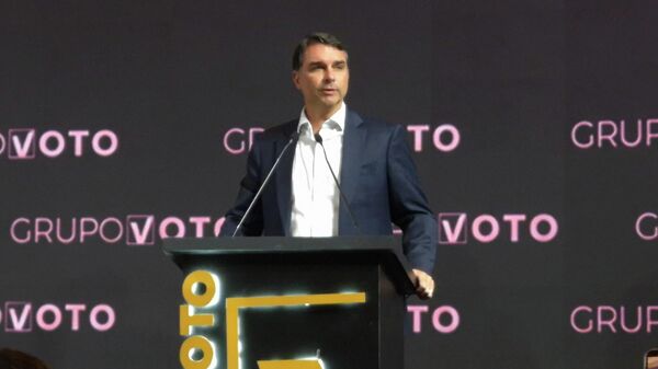 Pré-candidato à Presidência do Brasil, Flávio Bolsonaro discursa em evento empresarial feminino em São Paulo, em 8 de junho de 2026 - Sputnik Brasil
