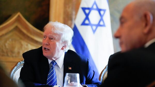 O presidente dos Estados Unidos, Donald Trump, em encontro com o primeiro-ministro de Israel, Benjamin Netanyahu, em Mar-a-Lago, na Flórida, em 26 de julho de 2024 - Sputnik Brasil