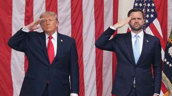 O presidente dos Estados Unidos, Donald Trump (à esq.), e o vice-presidente dos Estados Unidos, JD Vance, prestam continência durante o Dia da Memória, em 25 de maio de 2026, em Arlington, Virgínia, nos EUA - Sputnik Brasil
