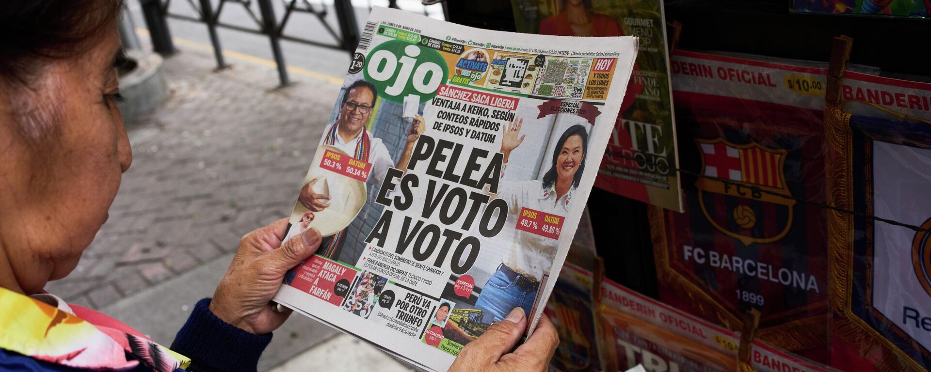 Peruana segura jornal com manchete que destaca eleições apertadas no país, em 8 de junho de 2026 - Sputnik Brasil, 1920, 09.06.2026