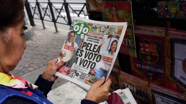 Peruana segura jornal com manchete que destaca eleições apertadas no país, em 8 de junho de 2026 - Sputnik Brasil