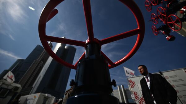 Exposição internacional Equipamentos e tecnologias para o complexo de petróleo e gás, em 14 de abril de 2025 - Sputnik Brasil
