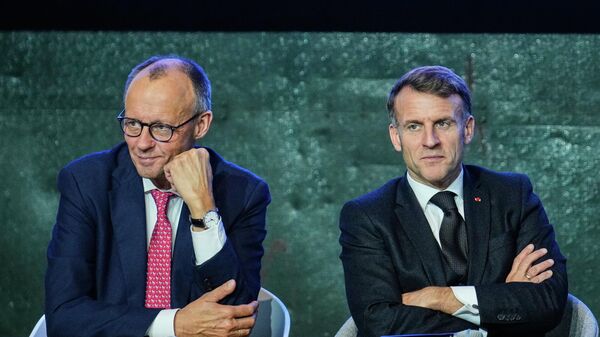 O chanceler alemão Friedrich Merz (E) e o presidente francês Emmanuel Macron (D) participam de uma reunião com um grupo de investidores na Cúpula sobre Soberania Digital Europeia em Berlim, Alemanha, 18 de novembro de 2025 - Sputnik Brasil