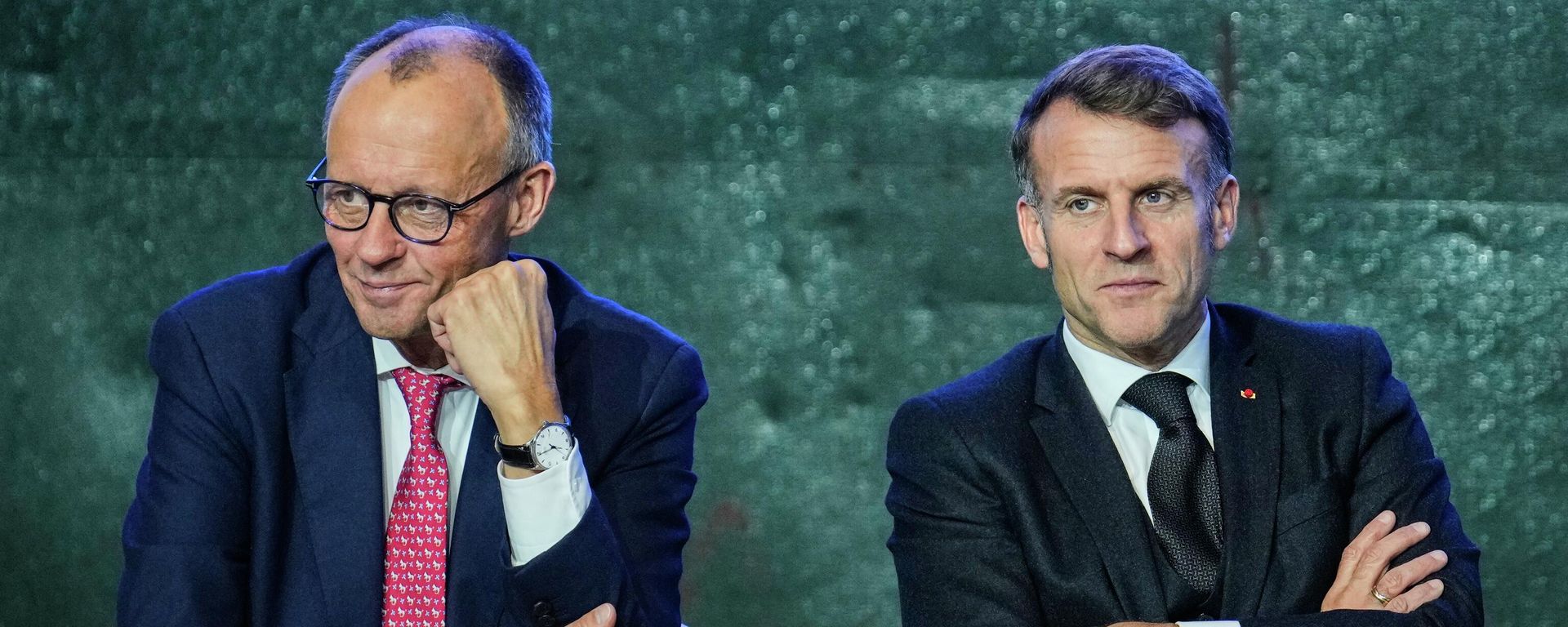 O chanceler alemão Friedrich Merz (E) e o presidente francês Emmanuel Macron (D) participam de uma reunião com um grupo de investidores na Cúpula sobre Soberania Digital Europeia em Berlim, Alemanha, 18 de novembro de 2025 - Sputnik Brasil, 1920, 25.09.2026