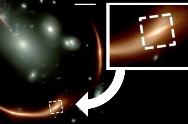 A galáxia distorcida MRG‑M0138, usada pelo JWST para “pesar” um buraco negro supermassivo distante - Sputnik Brasil
