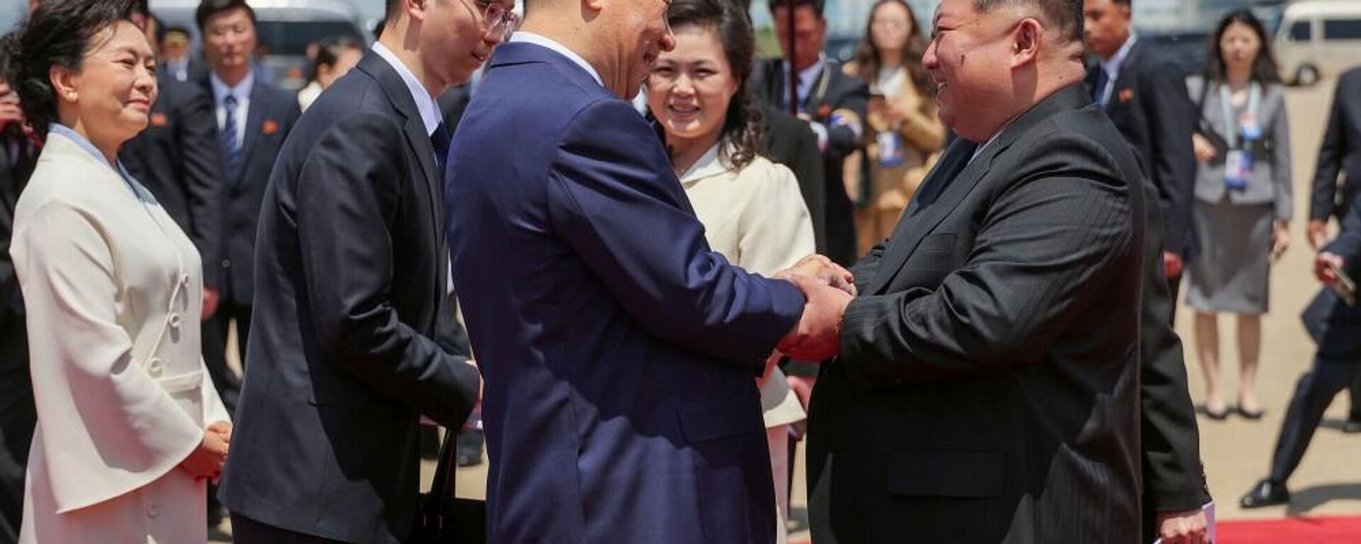 O líder norte-coreano Kim Jong-un (D) cumprimenta o presidente chinês Xi Jinping (E) durante sua visita oficial de Estado à Coreia do Norte - Sputnik Brasil, 1920, 09.06.2026