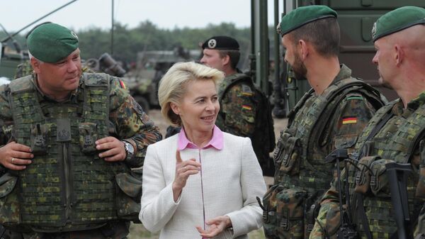 Ursula von der Leyen, à época ministra da Defesa alemã, conversa com soldados alemães após o exercício Noble Jump da OTAN em um campo de treinamento perto de Swietoszow Zagan, Polônia, 18 de junho de 2015. - Sputnik Brasil
