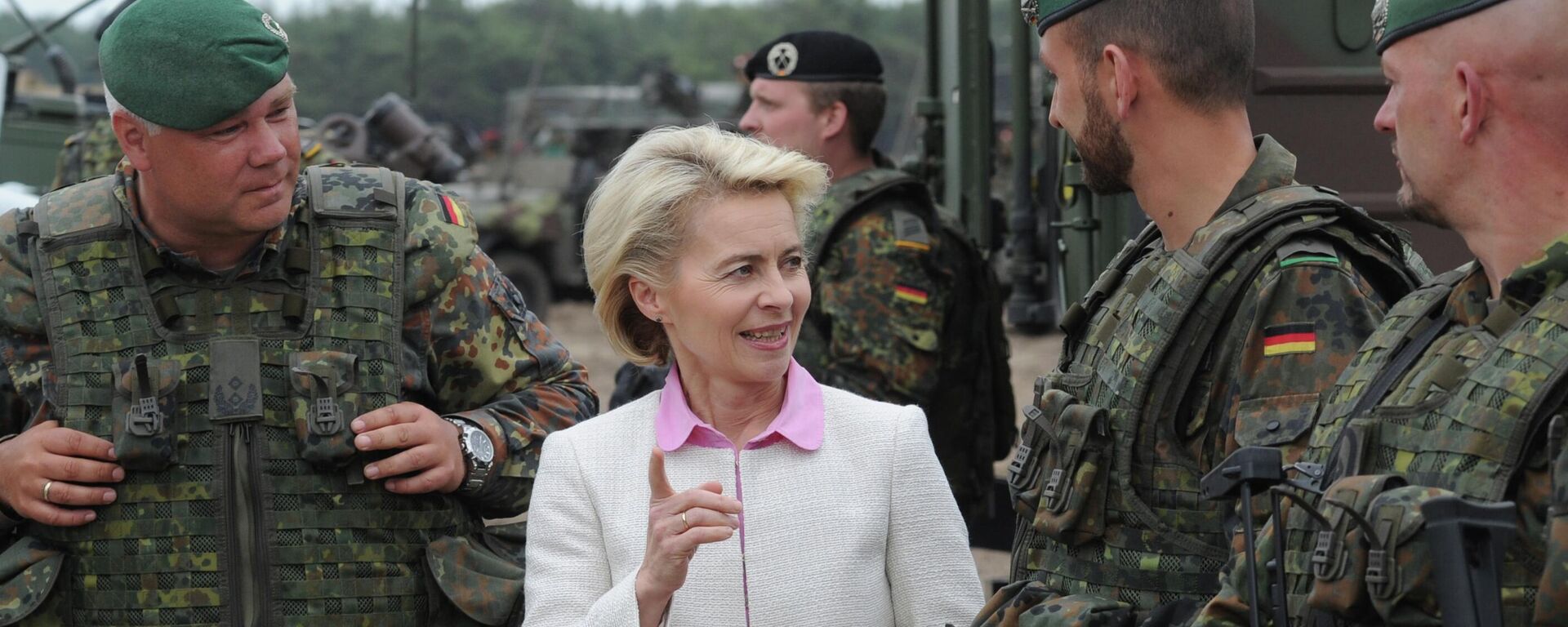 Ursula von der Leyen, à época ministra da Defesa alemã, conversa com soldados alemães após o exercício Noble Jump da OTAN em um campo de treinamento perto de Swietoszow Zagan. Polônia, 18 de junho de 2015 - Sputnik Brasil, 1920, 09.06.2026