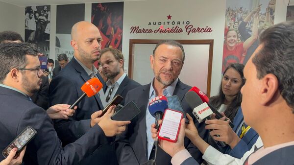Edinho Silva, presidente do PT, fala com a imprensa durante Seminário Nacional do partido, em 9 de junho de 2026 - Sputnik Brasil