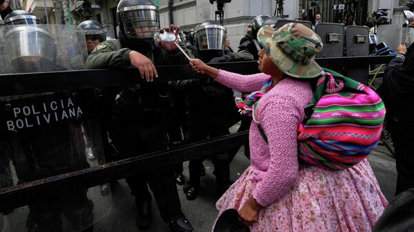 Manifestante contra policiais na Bolívia - Sputnik Brasil