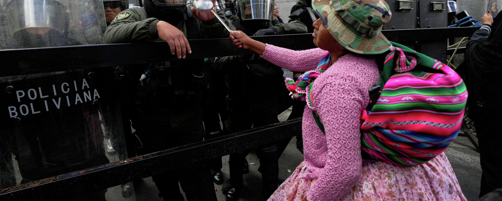 Manifestante contra policiais na Bolívia - Sputnik Brasil, 1920, 09.06.2026