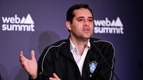 O prefeito do Rio de Janeiro, Eduardo Cavaliere, durante coletiva de imprensa no Web Summit, em 9 de junho de 2026 - Sputnik Brasil
