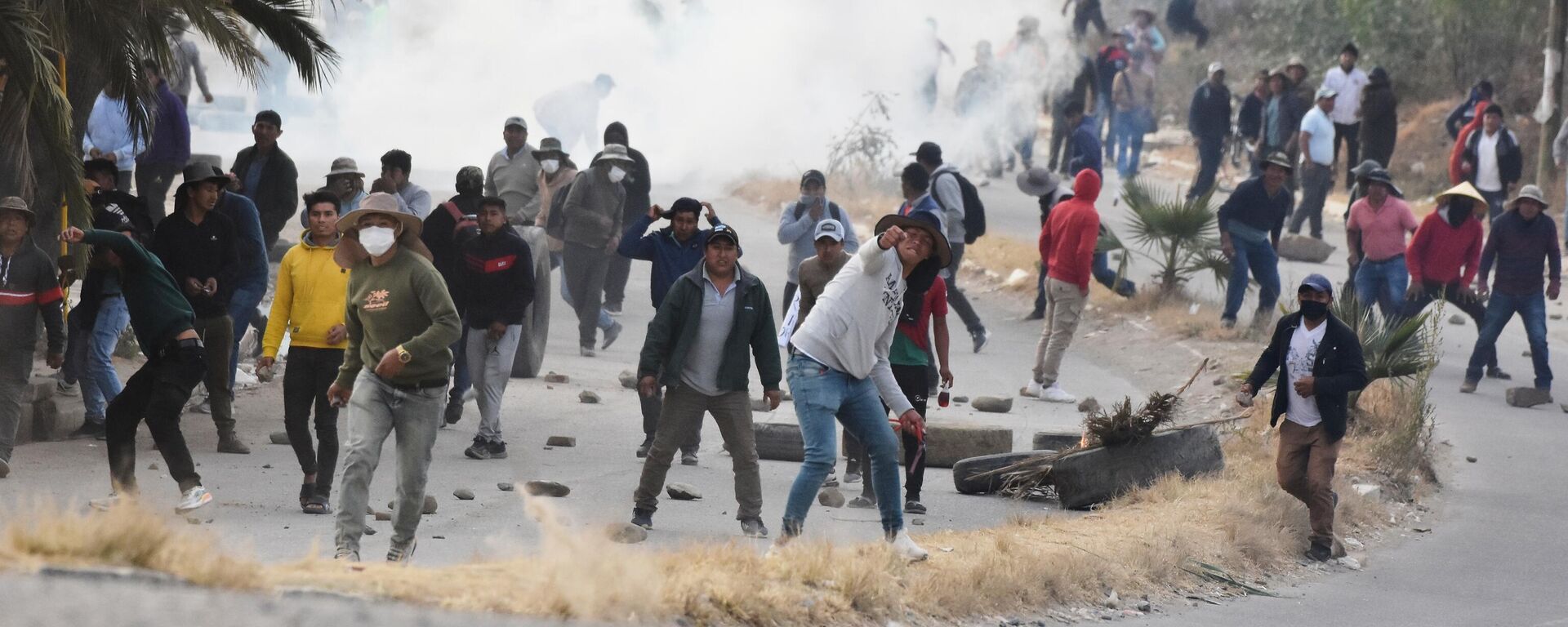 Manifestantes antigovernamentais que bloqueiam uma rodovia atiram pedras contra a polícia militar durante confrontos em Vinto, Bolívia, em 8 de junho de 2026 - Sputnik Brasil, 1920, 10.06.2026