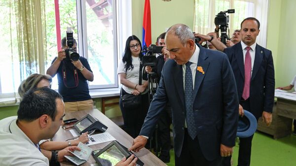 O primeiro-ministro da Armênia, Nikol Pashinyan, durante as eleições. - Sputnik Brasil