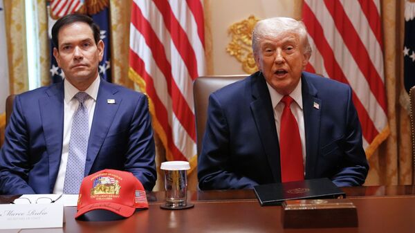 O presidente Donald Trump, ao lado do secretário de Estado Marco Rubio - Sputnik Brasil