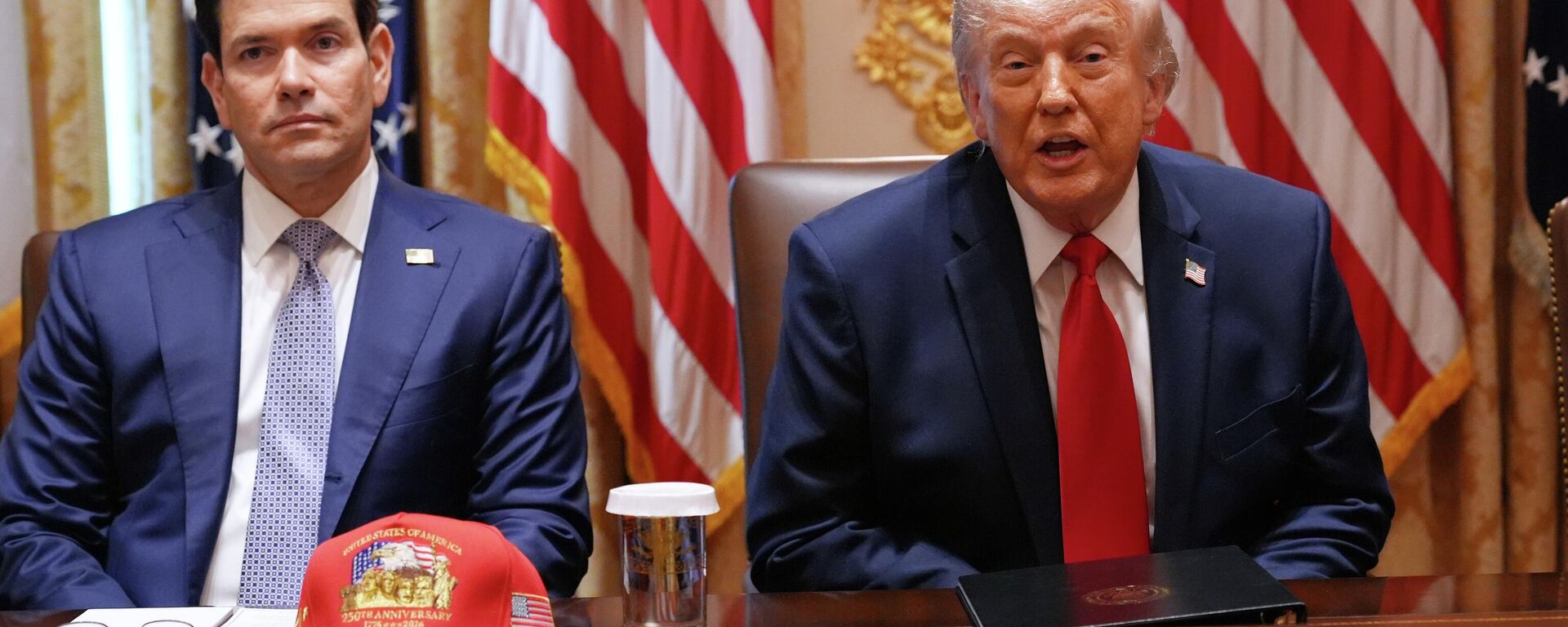 O presidente Donald Trump, ao lado do secretário de Estado Marco Rubio. - Sputnik Brasil, 1920, 10.06.2026