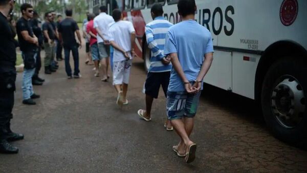 Menores infratores sendo conduzidos por agentes de segurança - Sputnik Brasil