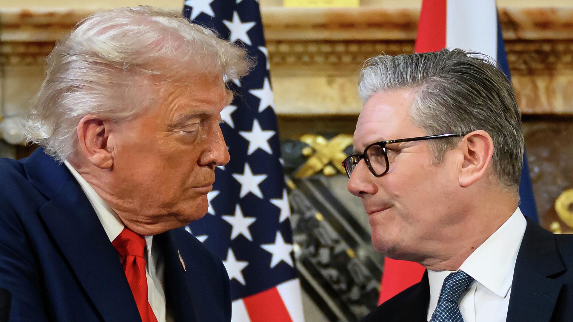 O presidente dos Estados Unidos, Donald Trump (à esq.), cumprimenta o primeiro-ministro do Reino Unido, Keir Starmer (à dir.), em um encontro na Inglaterra, em 18 de setembro de 2025 O presidente dos Estados Unidos, Donald Trump (à esq.), cumprimenta o primeiro-ministro do Reino Unido, Keir Starmer (à dir.), em um encontro na Inglaterra, em 18 de setembro de 2025 - Sputnik Brasil, 1920, 11.06.2026