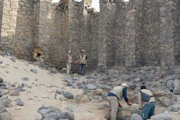 Arqueólogos trabalhando no sítio arqueológico de Miqat Al-Juhfah - Sputnik Brasil