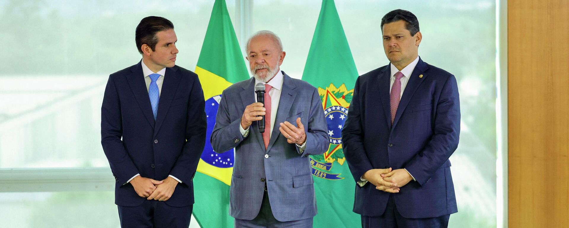 O presidente do Brasil, Luiz Inácio Lula da Silva (ao centro), reunido com os presidentes do Senado, Davi Alcolumbre (à dir.), e da Câmara dos Deputados, Hugo Motta, em 2 de fevereiro de 2025 - Sputnik Brasil, 1920, 11.06.2026