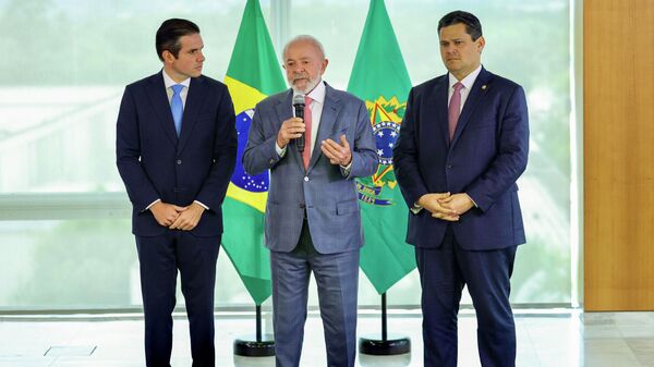 O presidente do Brasil, Luiz Inácio Lula da Silva (ao centro), reunido com os presidentes do Senado, Davi Alcolumbre (à dir.), e da Câmara dos Deputados, Hugo Motta, em 2 de fevereiro de 2025 - Sputnik Brasil