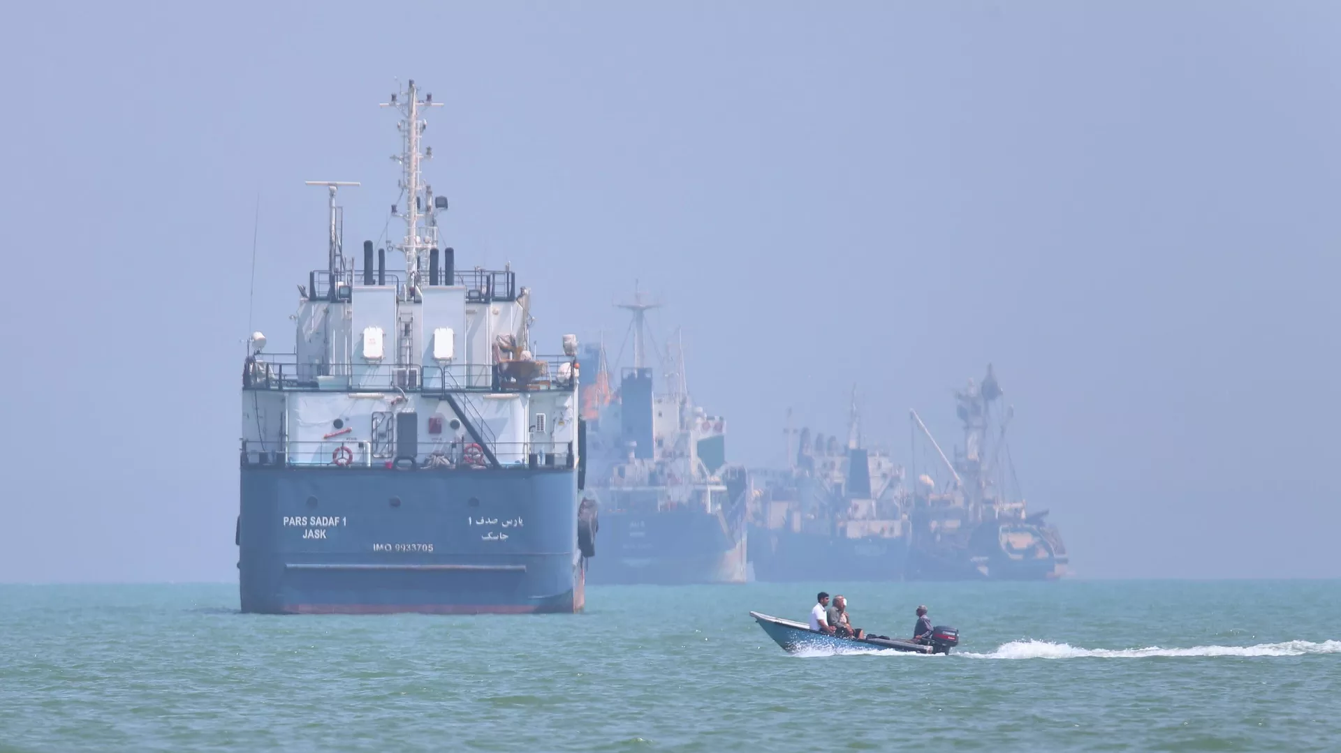 Pequena embarcação passa na frente de um navio no estreito de Ormuz, em Bandar Abbas, em 11 de junho de 2026 Pequena embarcação passa na frente de um navio no estreito de Ormuz, em Bandar Abbas, em 11 de junho de 2026 - Sputnik Brasil, 1920, 11.06.2026