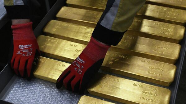 Um funcionário coloca barras de ouro acabadas e marcadas, com pureza de 99,99%, em um carrinho na Usina de Metais Não Ferrosos V.N. Gulidov de Krasnoyarsk (Krastsvetmet), a maior refinadora em escala industrial do mundo de todos os metais do grupo da platina (platina, paládio, ródio, irídio, rutênio e ósmio), bem como de ouro e prata. Foto de 26 de junho de 2025 - Sputnik Brasil