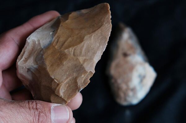 Machados de mão pré-históricos são descobertos em caverna. Machados de mão pré-históricos são descobertos em caverna. - Sputnik Brasil