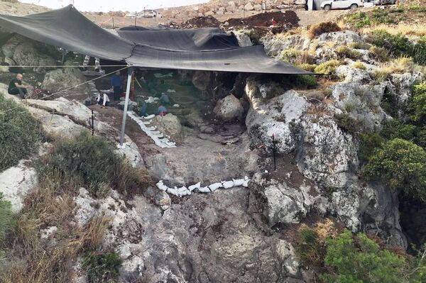 Caverna pré-histórica selada por centenas de milhares de anos é descoberta perto de Haifa. Caverna pré-histórica selada por centenas de milhares de anos é descoberta perto de Haifa. - Sputnik Brasil