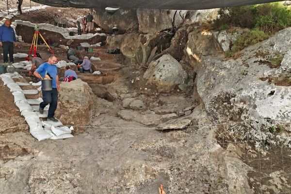 As escavações foram realizadas pela Autoridade de Antiguidades de Israel e pela Universidade de Haifa em uma caverna antiga. As escavações foram realizadas pela Autoridade de Antiguidades de Israel e pela Universidade de Haifa em uma caverna antiga. - Sputnik Brasil