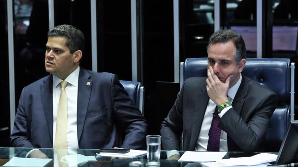 O senador Davi Alcolumbre e o então presidente da Casa, Rodrigo Pacheco, durante sessão deliberativa extraordinária, em 12 de dezembro de 2024 - Sputnik Brasil