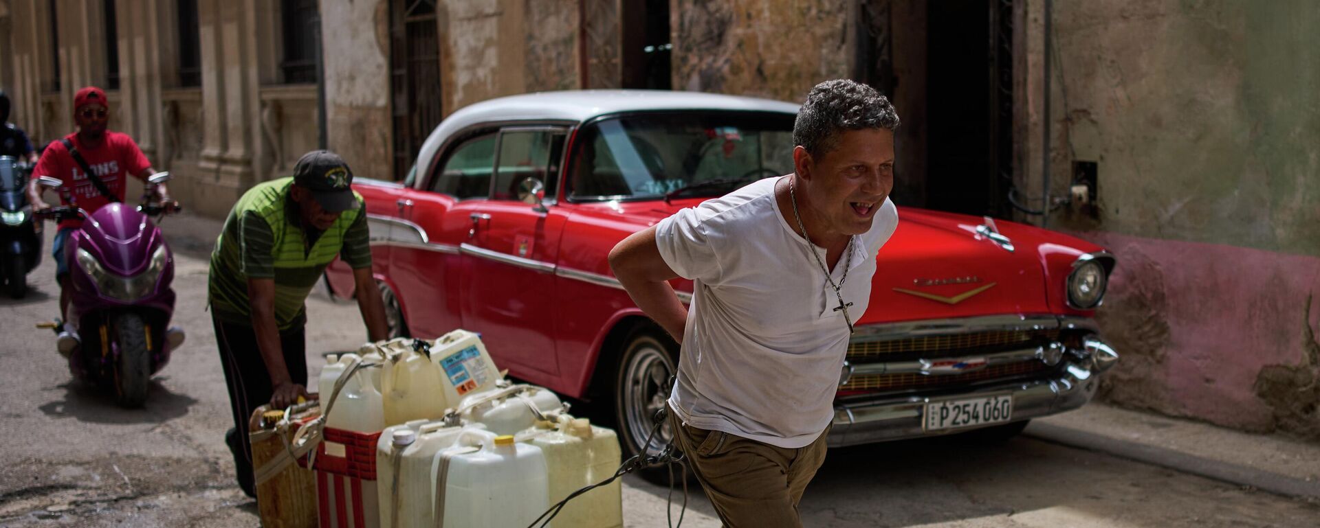 Cubanos transportam galões com água por Havana, em 3 de junho de 2026 - Sputnik Brasil, 1920, 13.06.2026