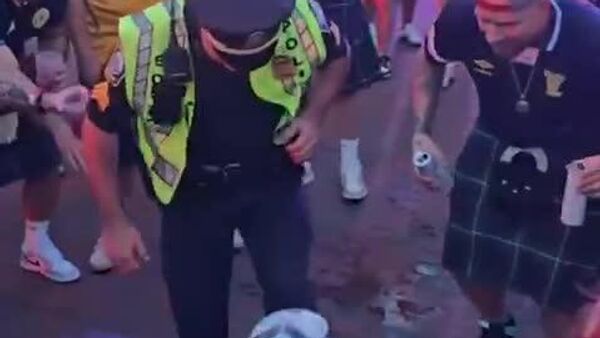 Policial de Boston viraliza ao mostrar habilidades no futebol para fãs da Copa do Mundo - Sputnik Brasil